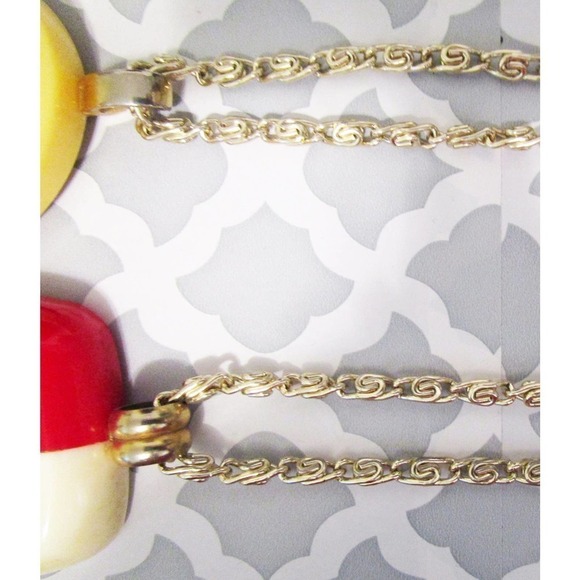 Bakelite Pendant Necklace, Vintage, Beautiful Red and White - Picture 6 of 7